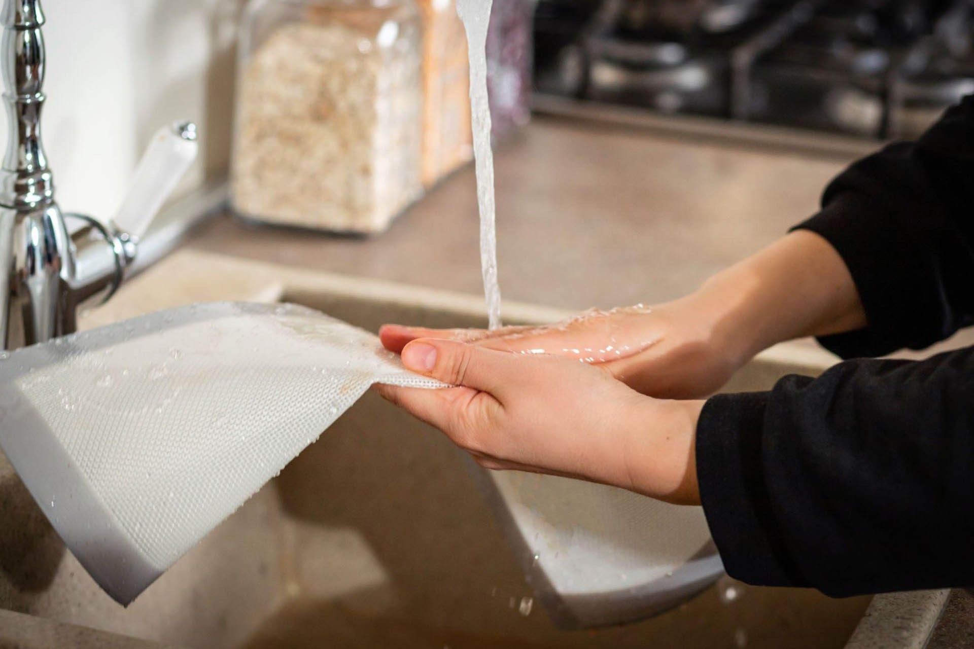 Cleaning a mesh mat in the kitchen sink